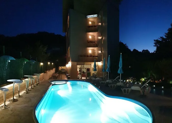 Paradise ホテル 3*